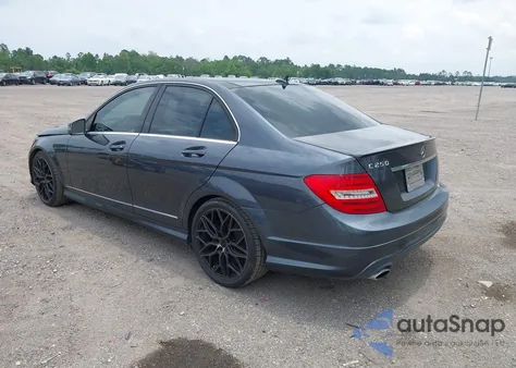 2013 Mercedes-Benz C 250 Luxury/Sport z USA, uszkodzony, nr VIN WDDGF4HB5DR269127